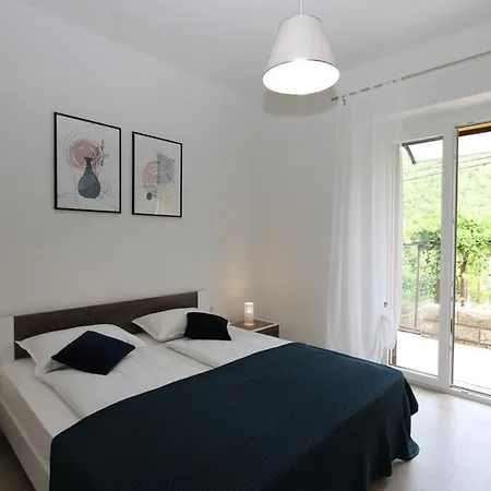L Apartment *