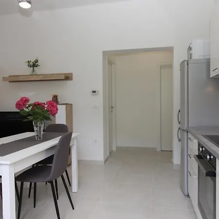 L Apartment *